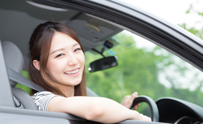 運転席の女性イメージ